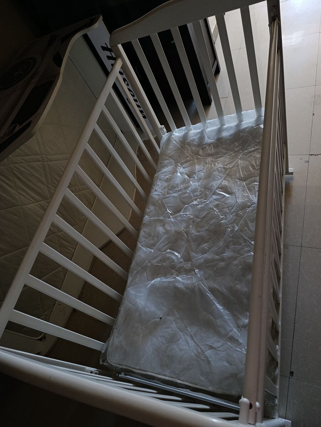 Ağ rəngli taxta beşik - Material: laklı taxta/gövdə, möhkəm — Mebel, Digah (4)