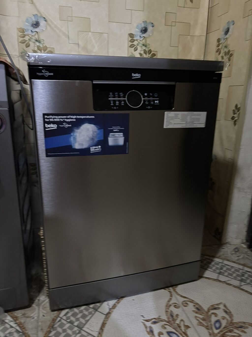 Beko qabyuyan maşın. Paslanmayan polad rəngli korpusa malik, ayrıca
