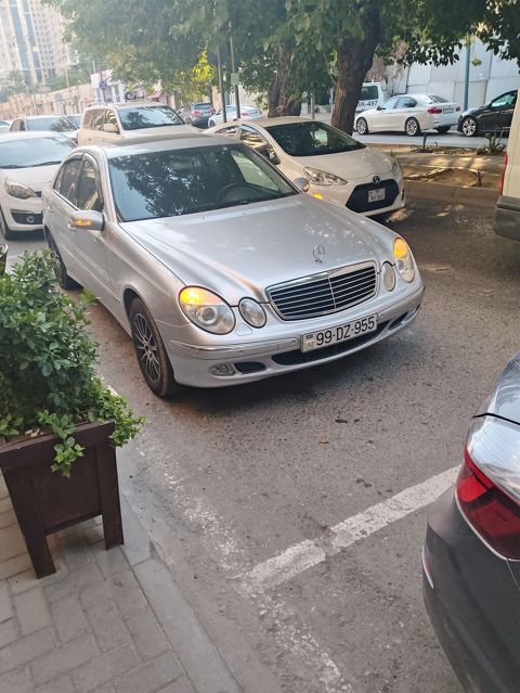 Mercedes-Benz E-Class sedan (W211) — gümüşü rəng, xrom paket
