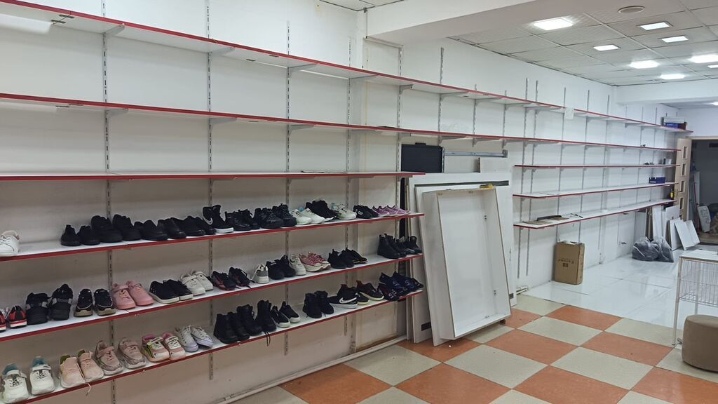 Ayaqqabı mağazası üçün vitrin və mağaza avadanlıqları Ideal — Mallar, Masazır (2)