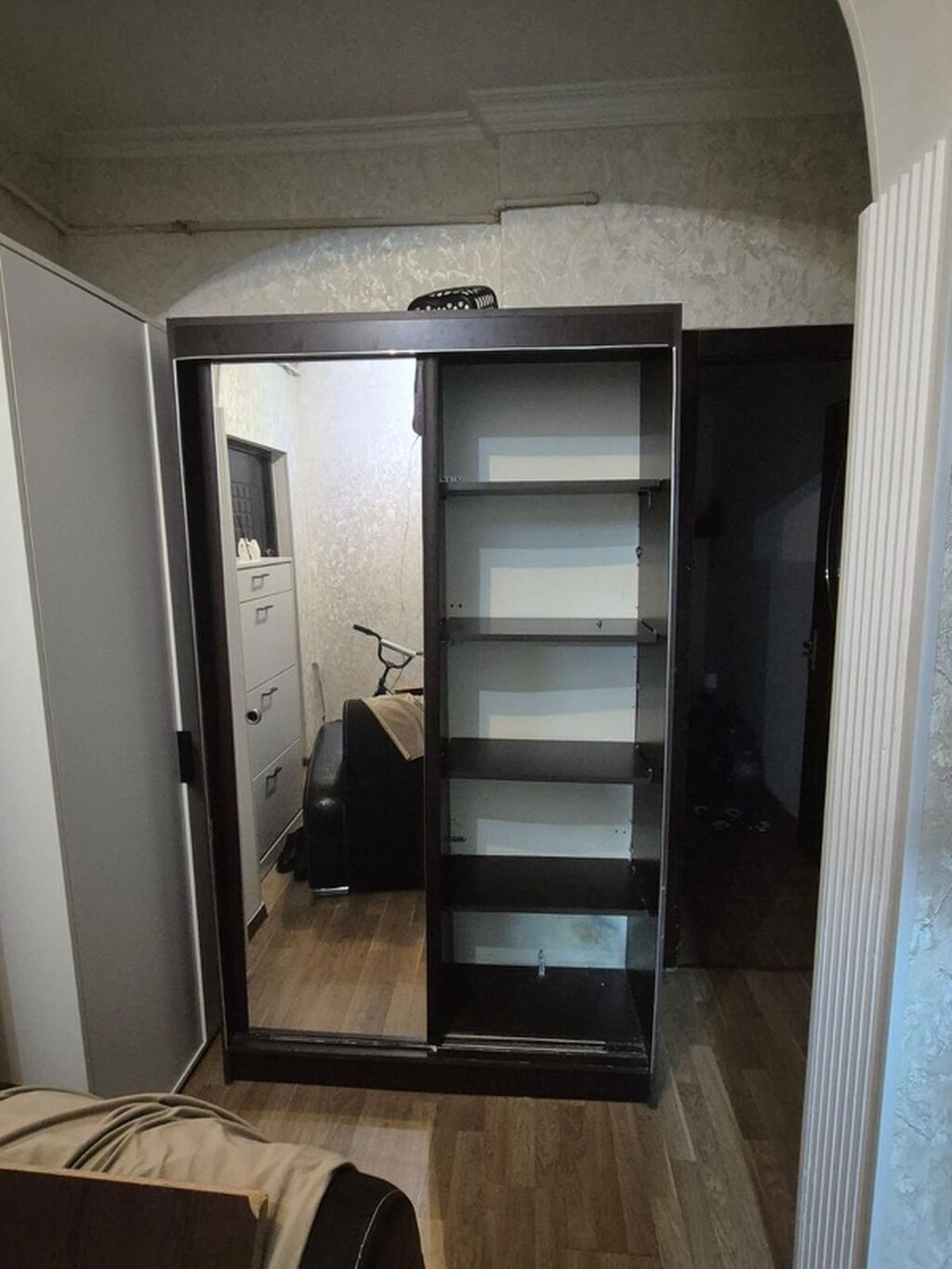 Güzgülü sürgülü qapılı dolab — tünd MDF korpus