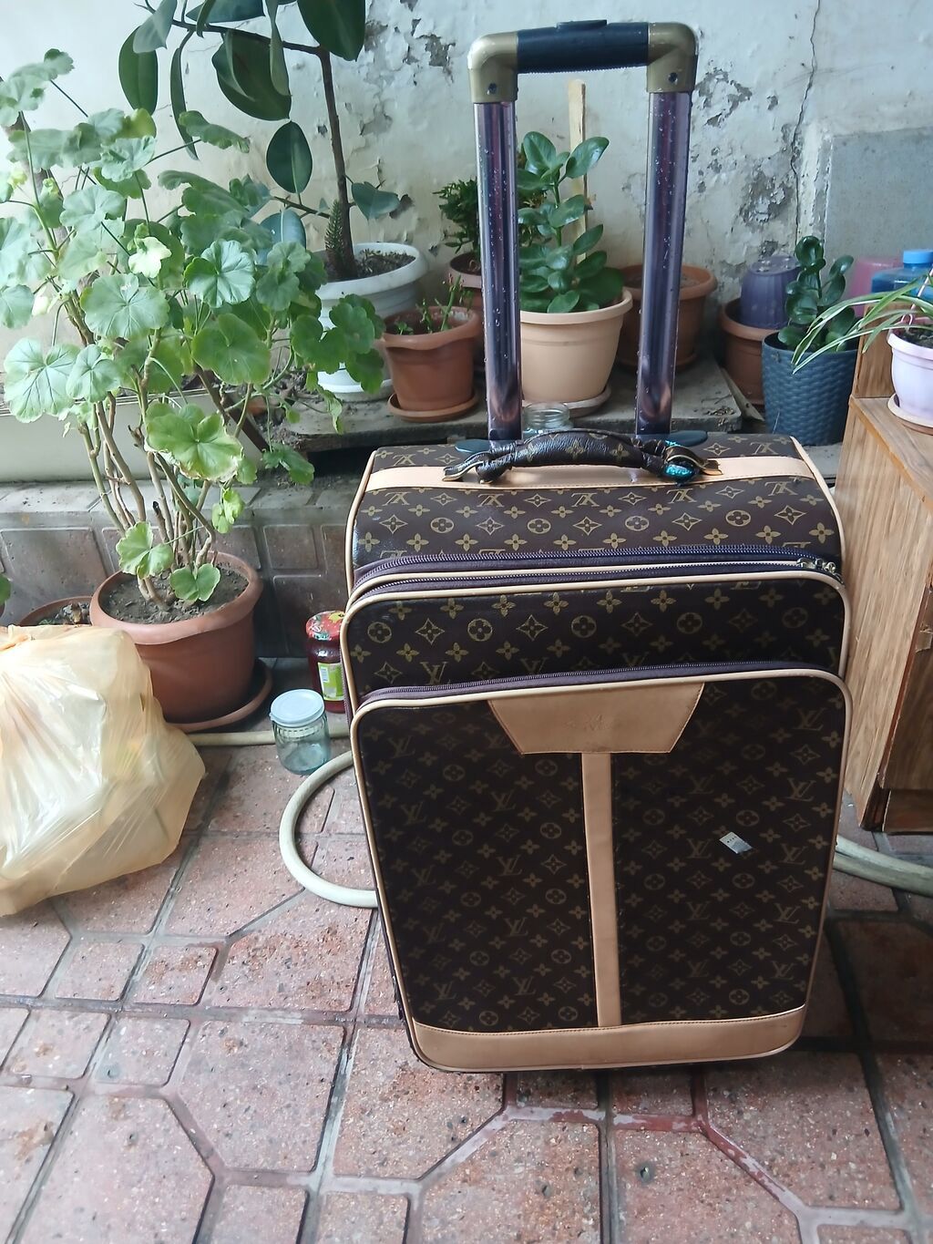 LOUIS VUITTON brendi olan təkərlı, teleskopik tutacaqlı böyük tutumlu — Çamadanlar, Bakı (3)