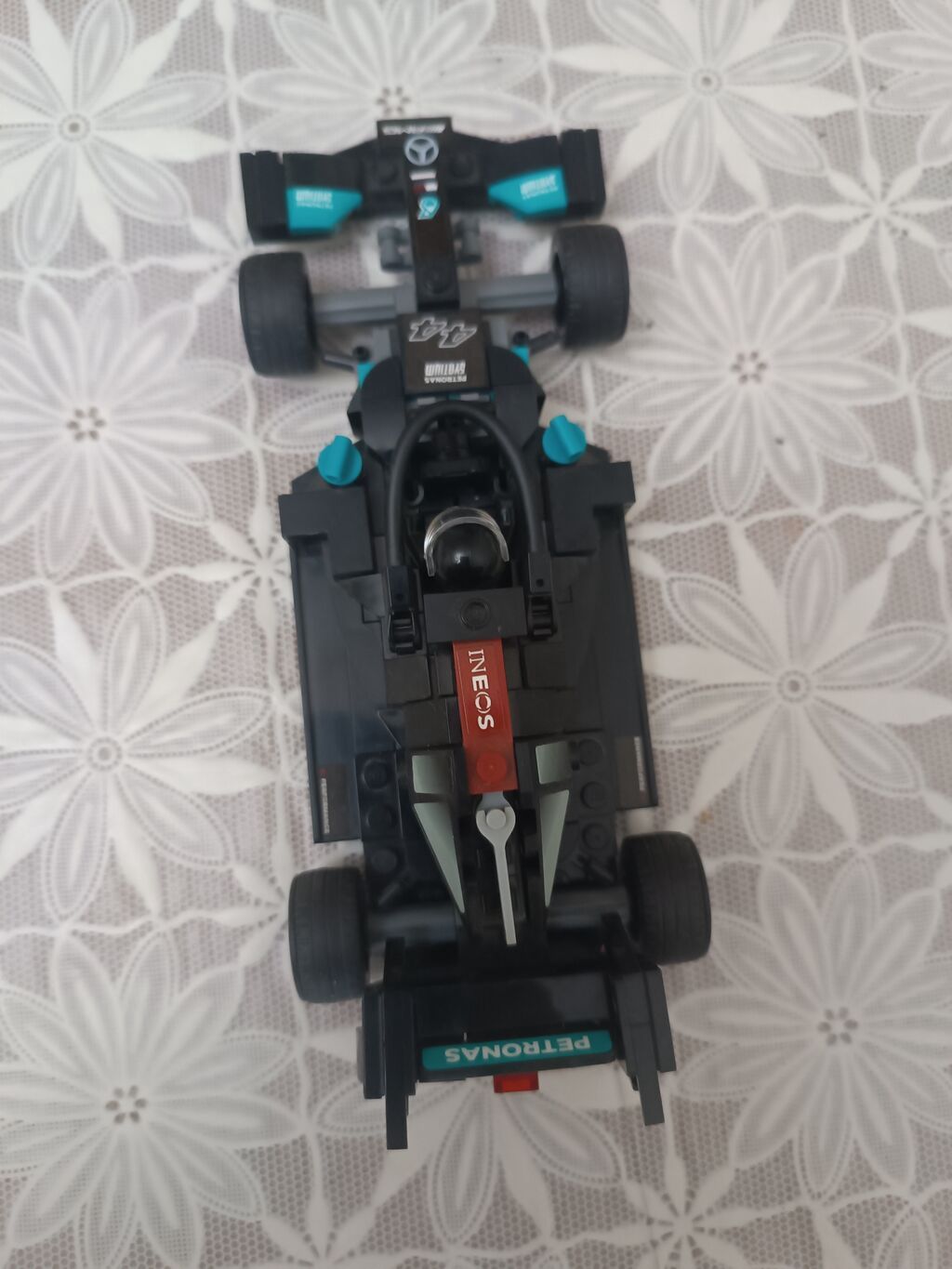 LEGO Speed Champions – Mercedes-AMG Petronas Formula 1 yarışı — Konstruktorlar, Bakı (3)