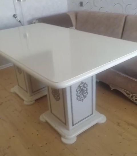 Qonaq masası, İşlənmiş, Kvadrat masa