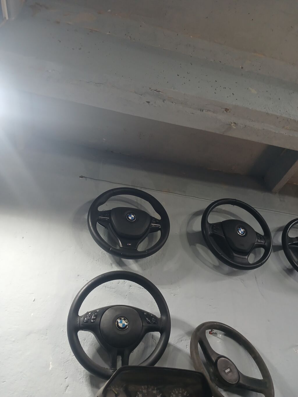 BMW sükanları Şəkildə BMW markalı bir neçə sükan görünür. Müxtəlif