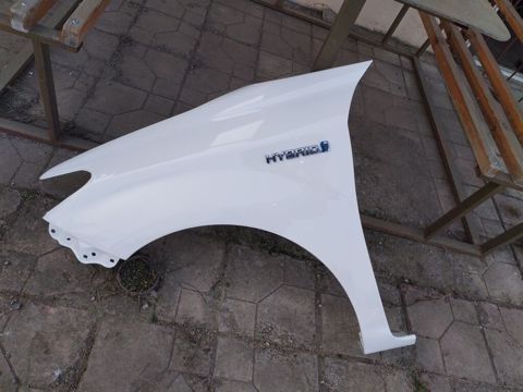 Toyota hibrid modeli ön sağ qanad (HYBRID emblemli)