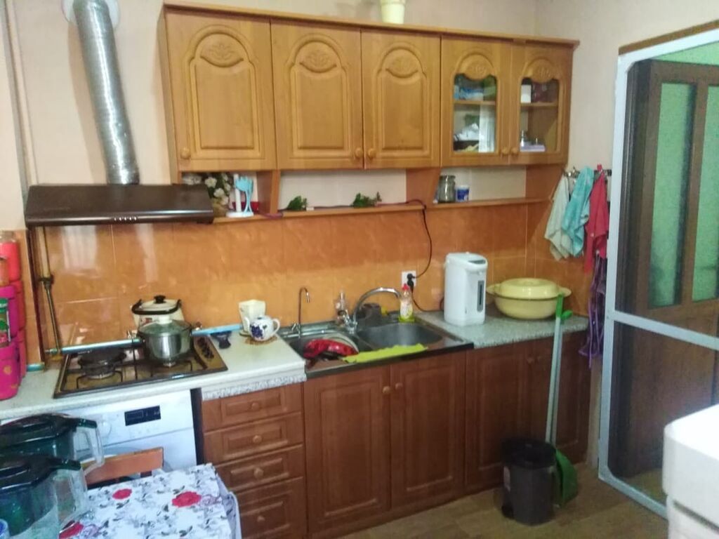 Kirayə üçün tam təchiz olunmuş ev - Geniş və işıqlı zal: pəncərə — Daşınmaz əmlak, Bakı (5)