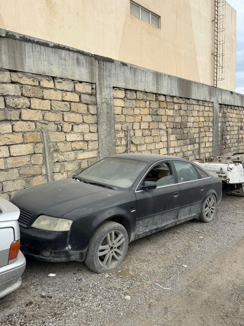 Audi A6 (C5) sedan – qara rəngdə, S-line arxa emblemli. - Kuzov: 4 — Avtomobillər, Masazır