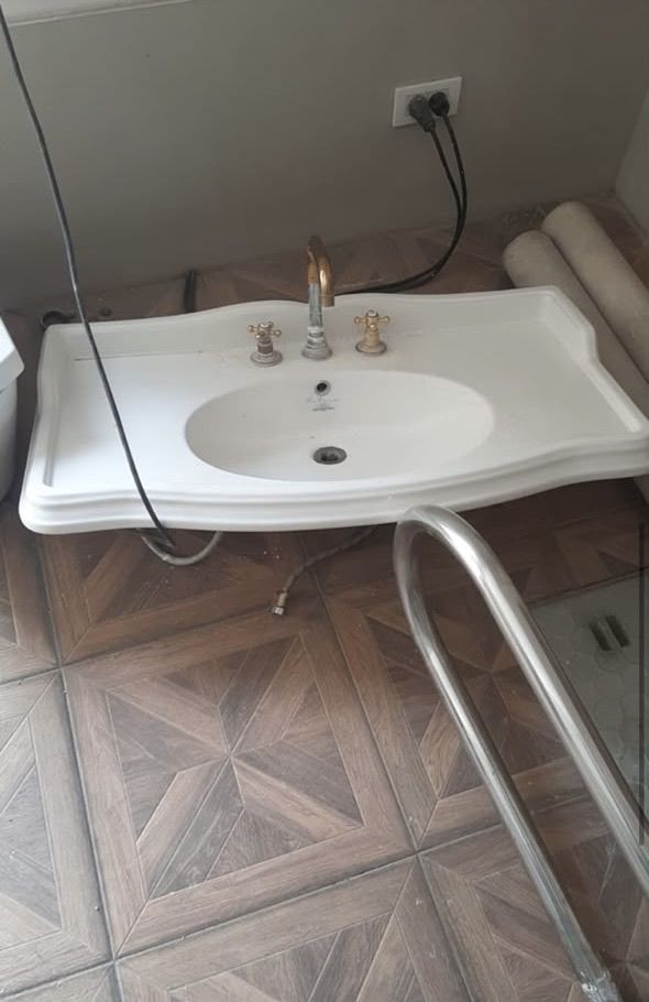 Seramik santexnika lavabosı dəsmalı kranlar sistemi ilə
