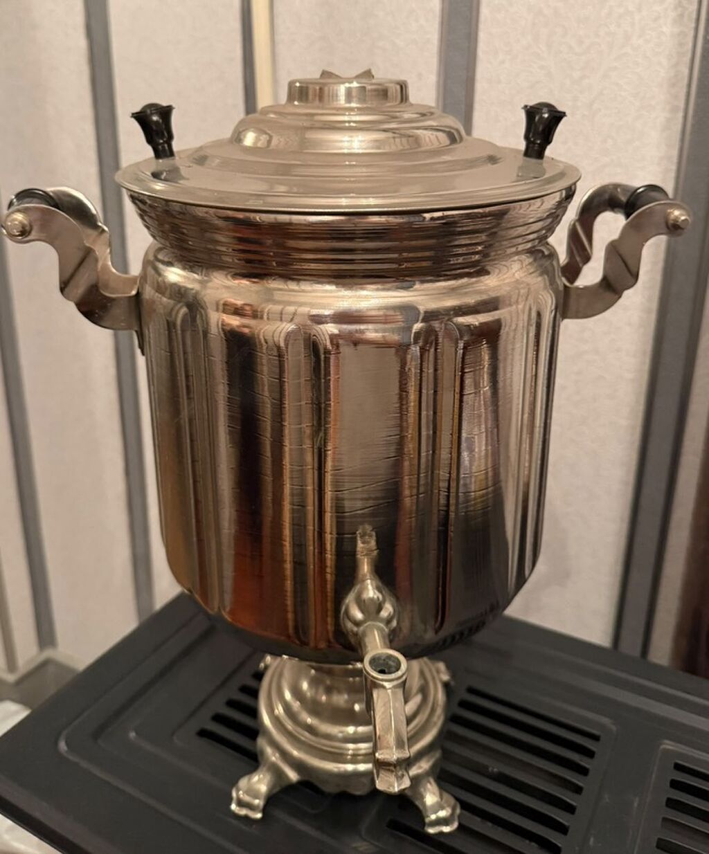 Metal samovar – klassik dizaynlı, kranlı model. Xüsusiyyətlər: -
