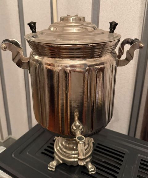 Metal samovar – klassik dizaynlı, kranlı model. Xüsusiyyətlər: -