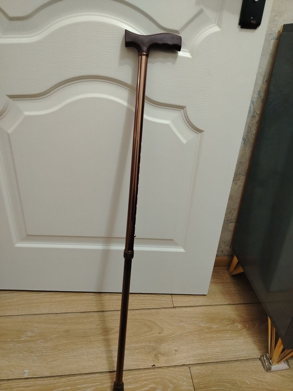 Tənzimlənən qoltuqağacı/əsə. - Material: yüngül, möhkəm metal gövdə