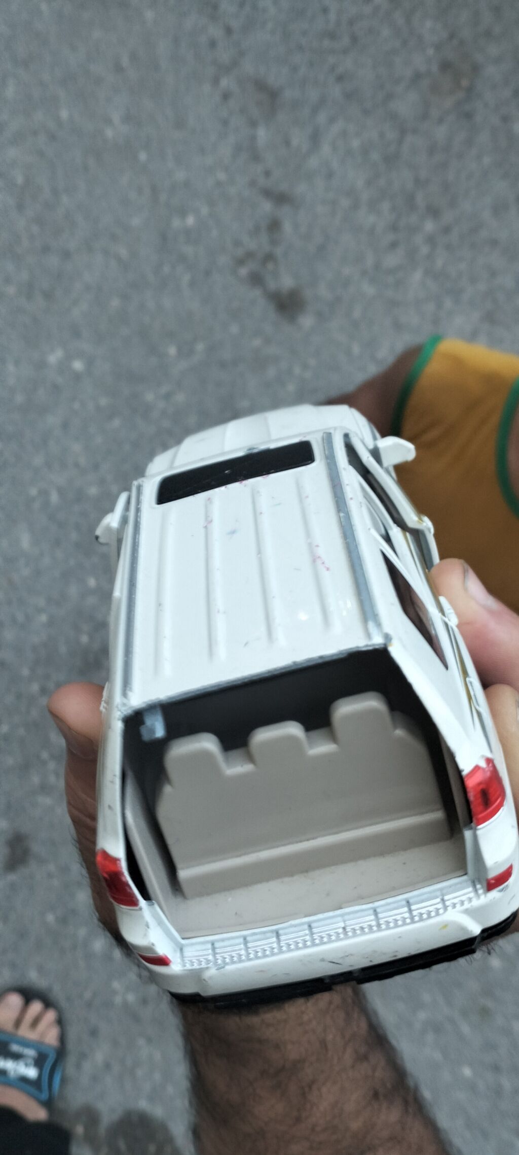Ağ rəngli Land Cruiser tipli oyuncaq SUV model maşın