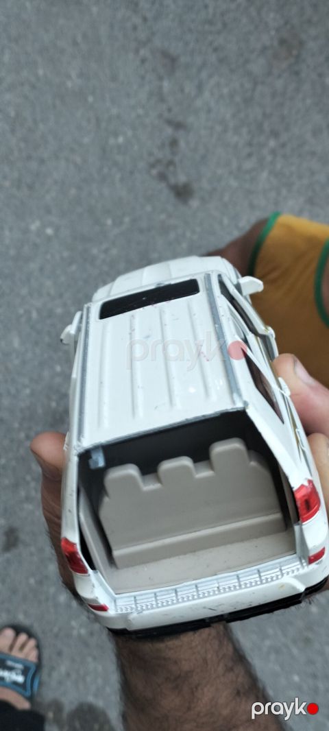 Ağ rəngli Land Cruiser tipli oyuncaq SUV model maşın — Sumqayıt