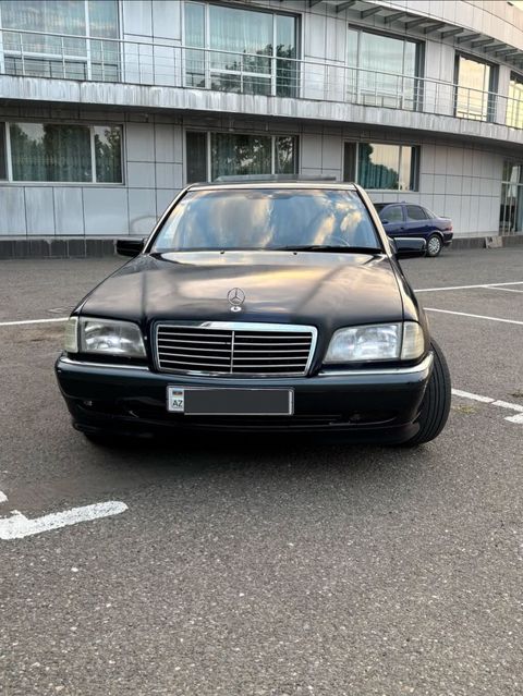 Mercedes-Benz C200 sedan - Kuzov: W202, 4 qapı, tünd mavi/qara rəng -