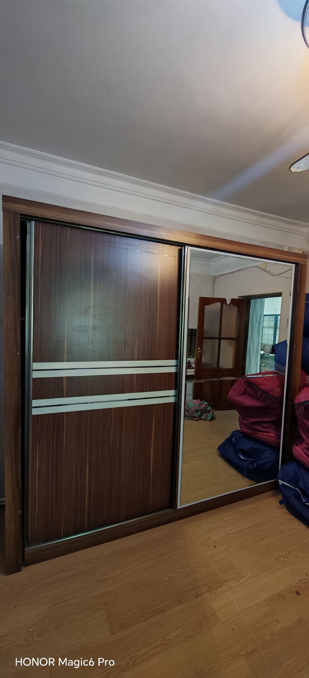 Sürgülü qapılı şkaf satılır. Xüsusiyyətlər: - Material: ağac dekorlu — Mebel, Bakı