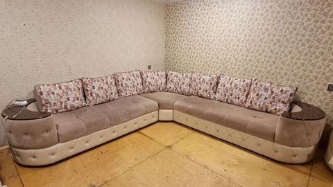 Kunc divan satilir//uzunlugu 5.80 eni 90 sm Qiymet 450 manat unvan