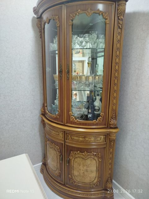 Klassik üslubda künc vitrin-bufet - Material: ağac teksturası ilə