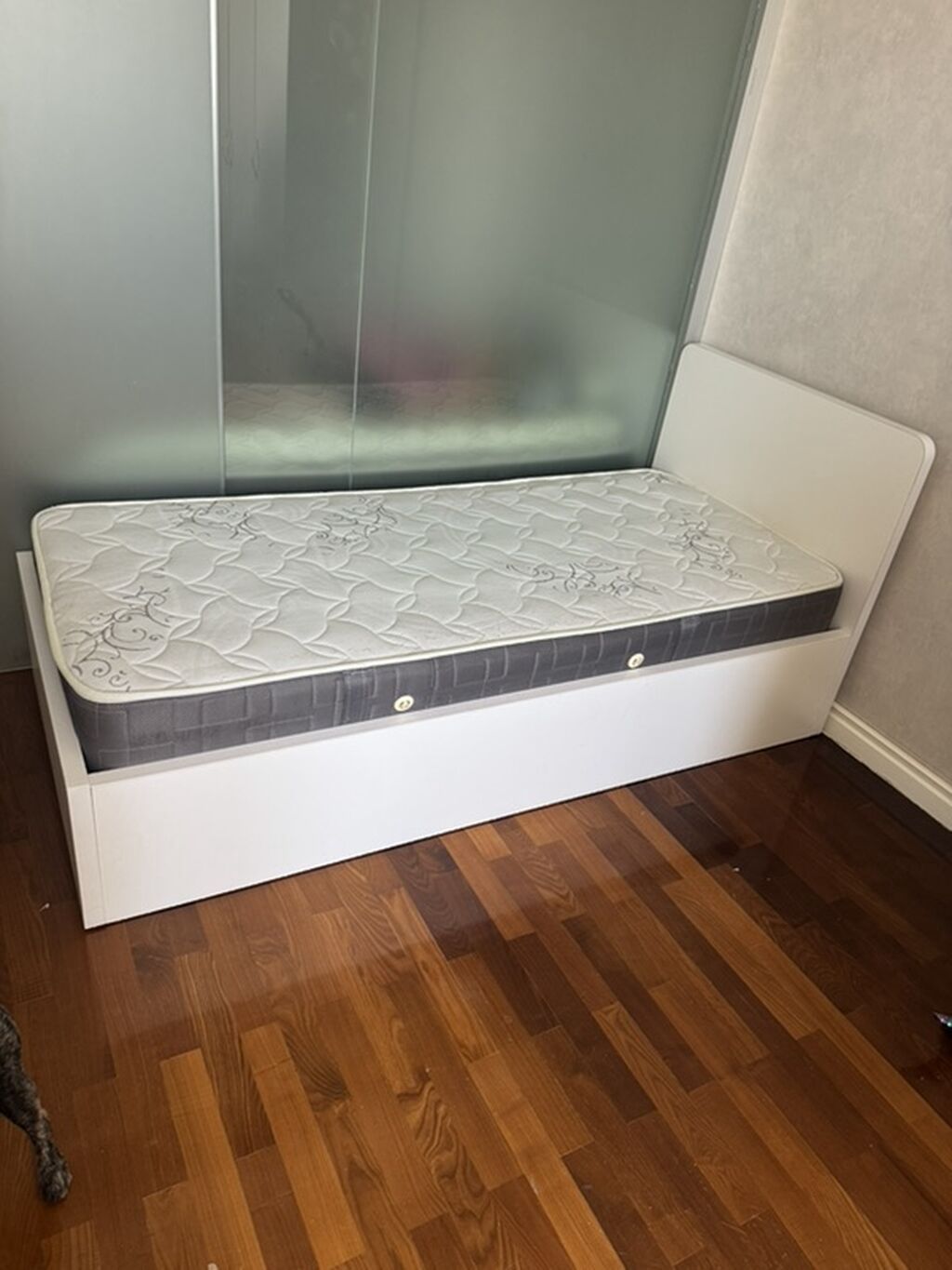 Ağ rəngli tək nəfərlik çarpayı və döşək dəsti - Ölçü: təxminən 90x200 — Mebel, Bakı (2)