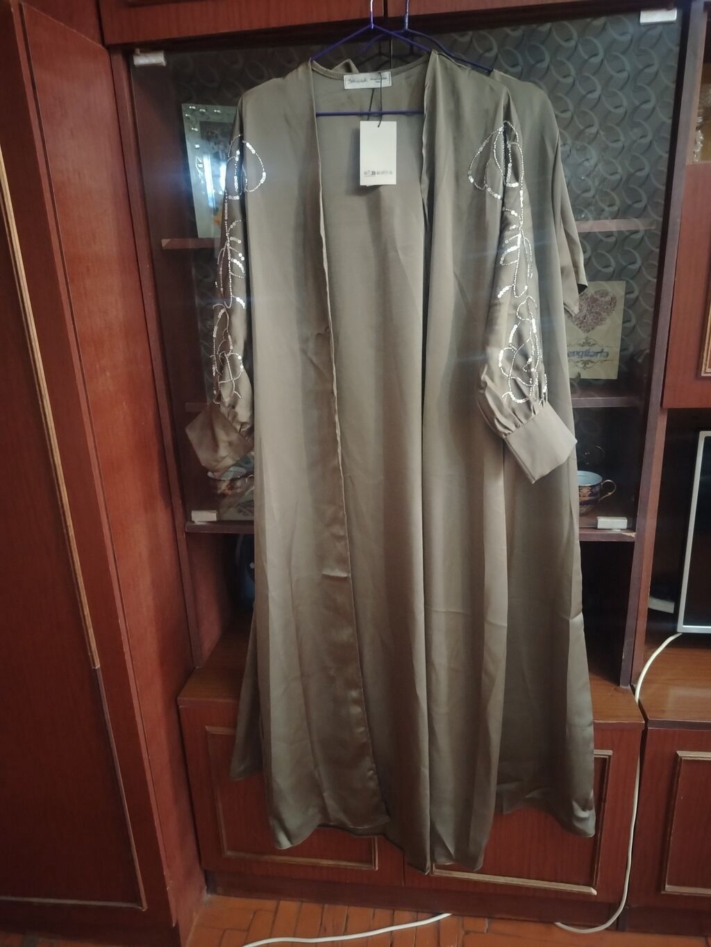 Zeytun-yaşıl rəngdə qadın uzun don/kimono tipli üst geyimi. - — Şəxsi əşyalar, Bakı (2)