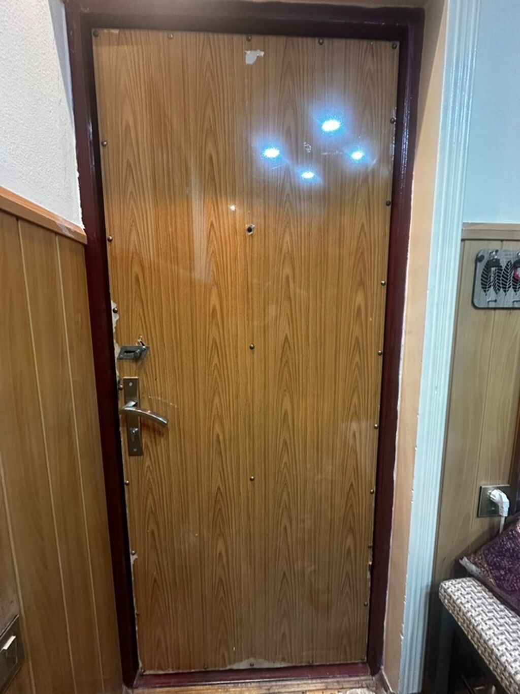 Giriş qapısı – metal karkaslı, ikiüzlü - Xarici tərəf: tünd — Mallar, Bakı (2)