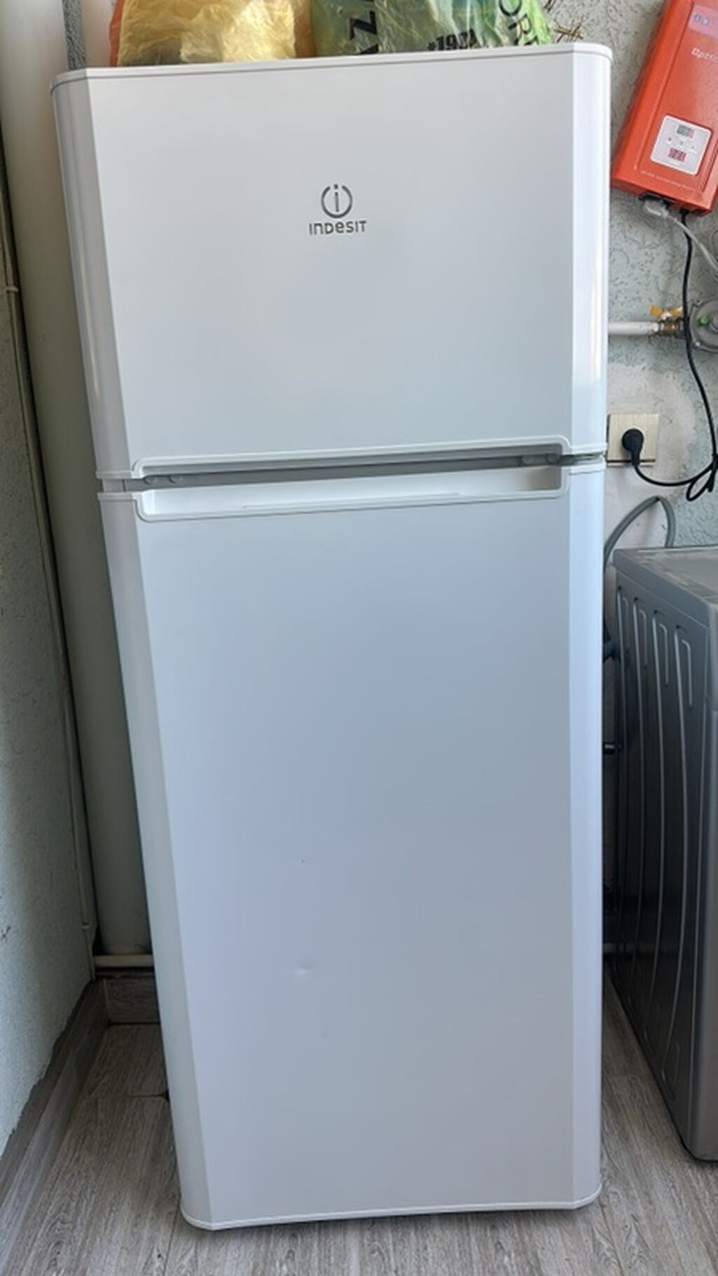 Indesit markalı iki kameralı soyuducu. Üst hissədə dondurucu, alt — Soyuducular, Bakı (2)