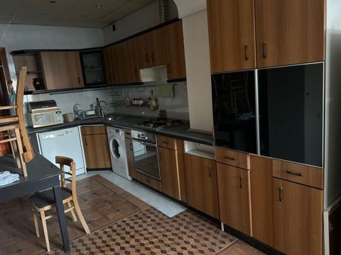 *Sada* metbex mebeli 200 AZN seliqelidi yaşanmayan evde olub üstünde — LaLə Nəsirova — Мебель