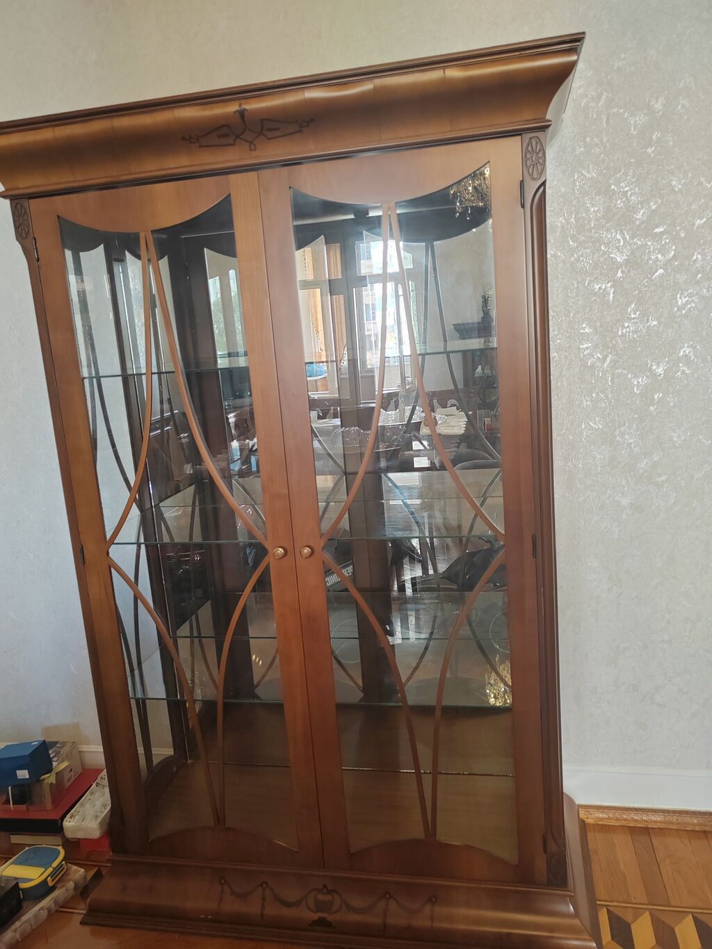 Zövqlü vitrin şkaf - Material: massiv ağac karkas, şüşə qapılar və — Mallar, Bakı