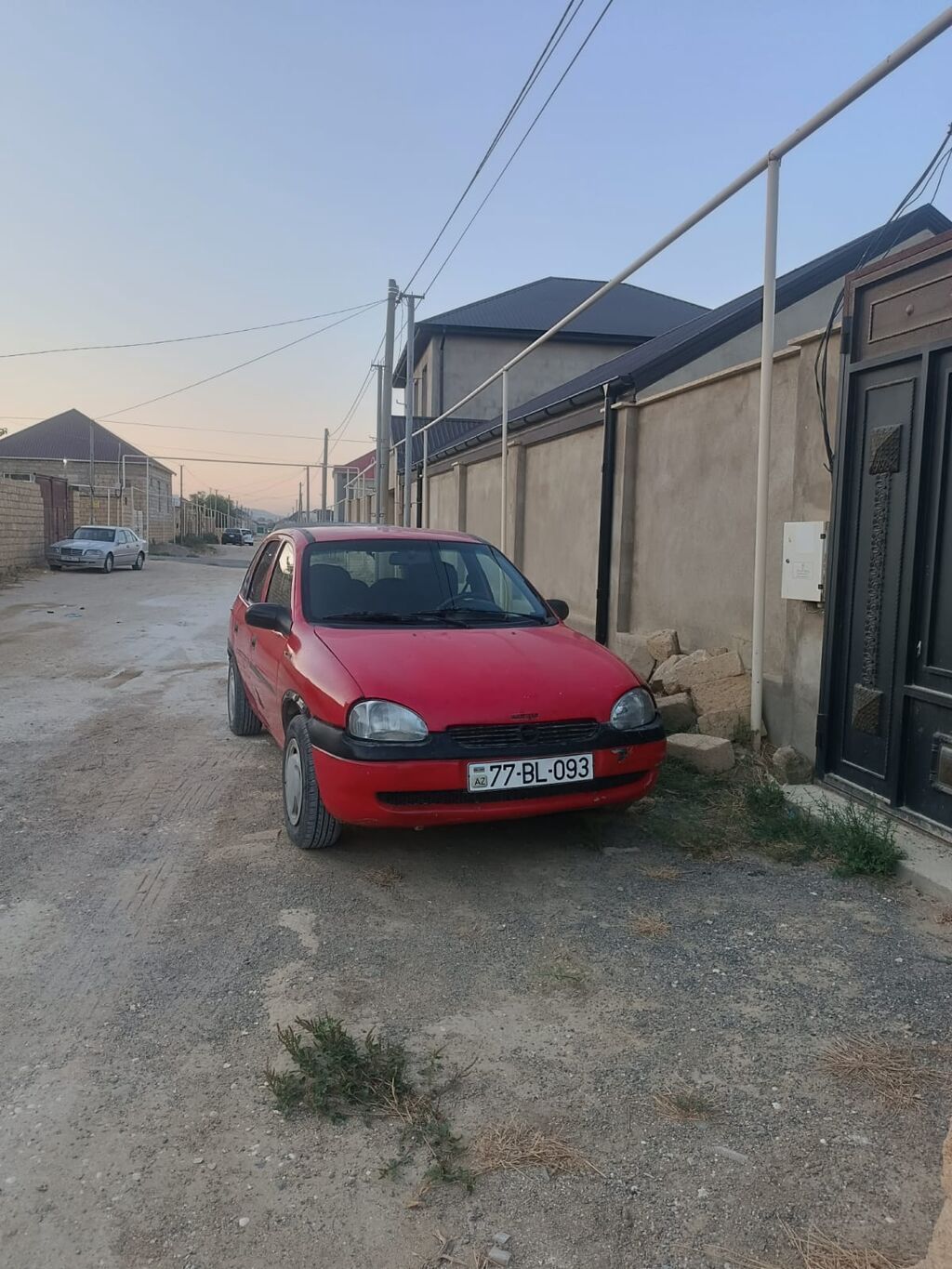 Qırmızı rəngli şəhər avtomobili – 5 qapılı hatchback. otur sur — Avto, Qobu (2)