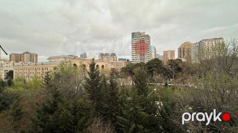 Satılır 4 otaqlı köhnə tikili 100 m²