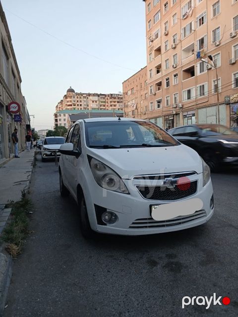 Chevrolet Spark, ağ rəng, ideal vəziyyətdə xanm maşını olub, ili