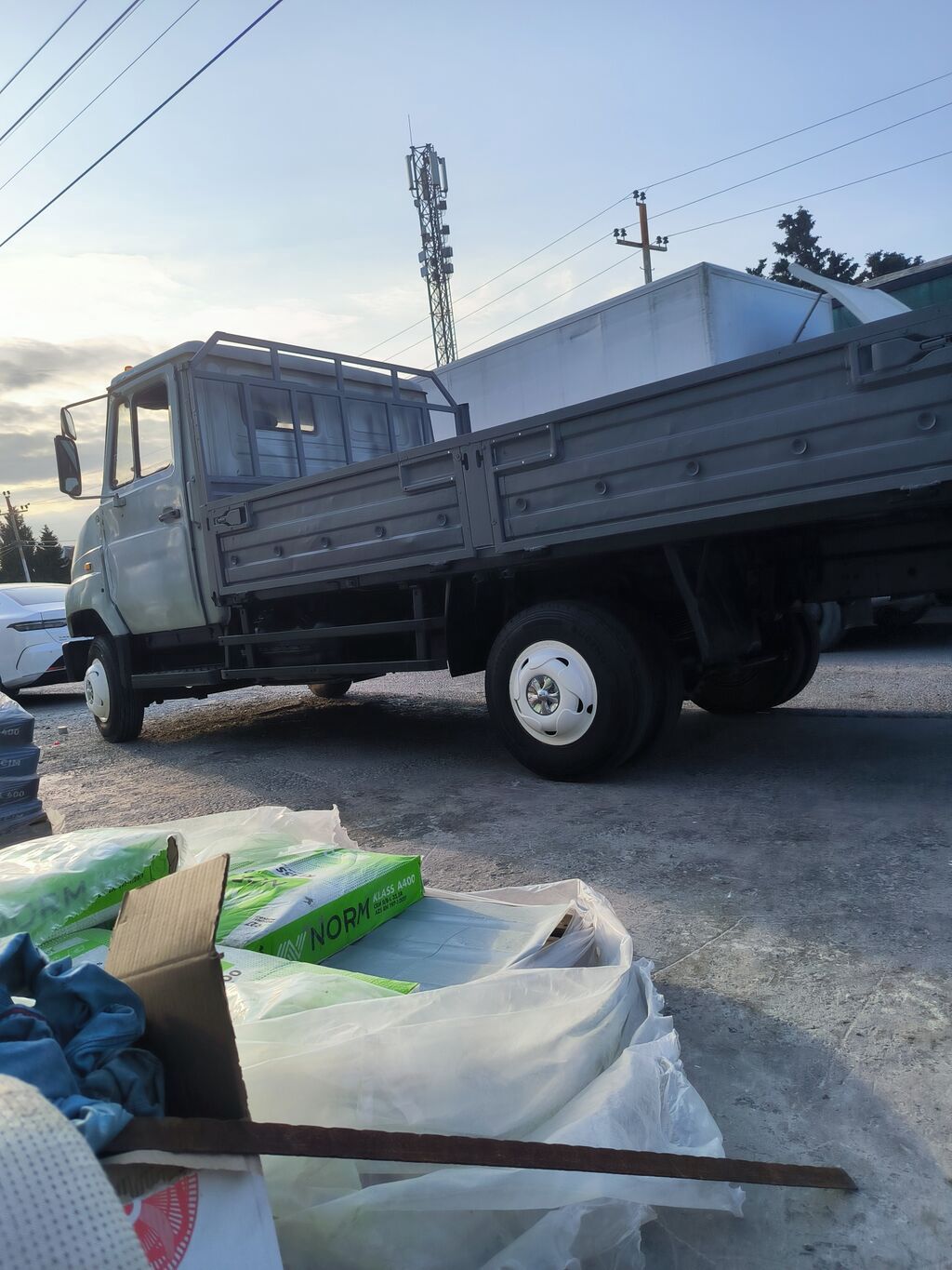 ZİL markalı açıq кузовlu yük avtomobili. Şəkillərdə ağ rəngli kabinə — Yük maşınları, Bakı (6)