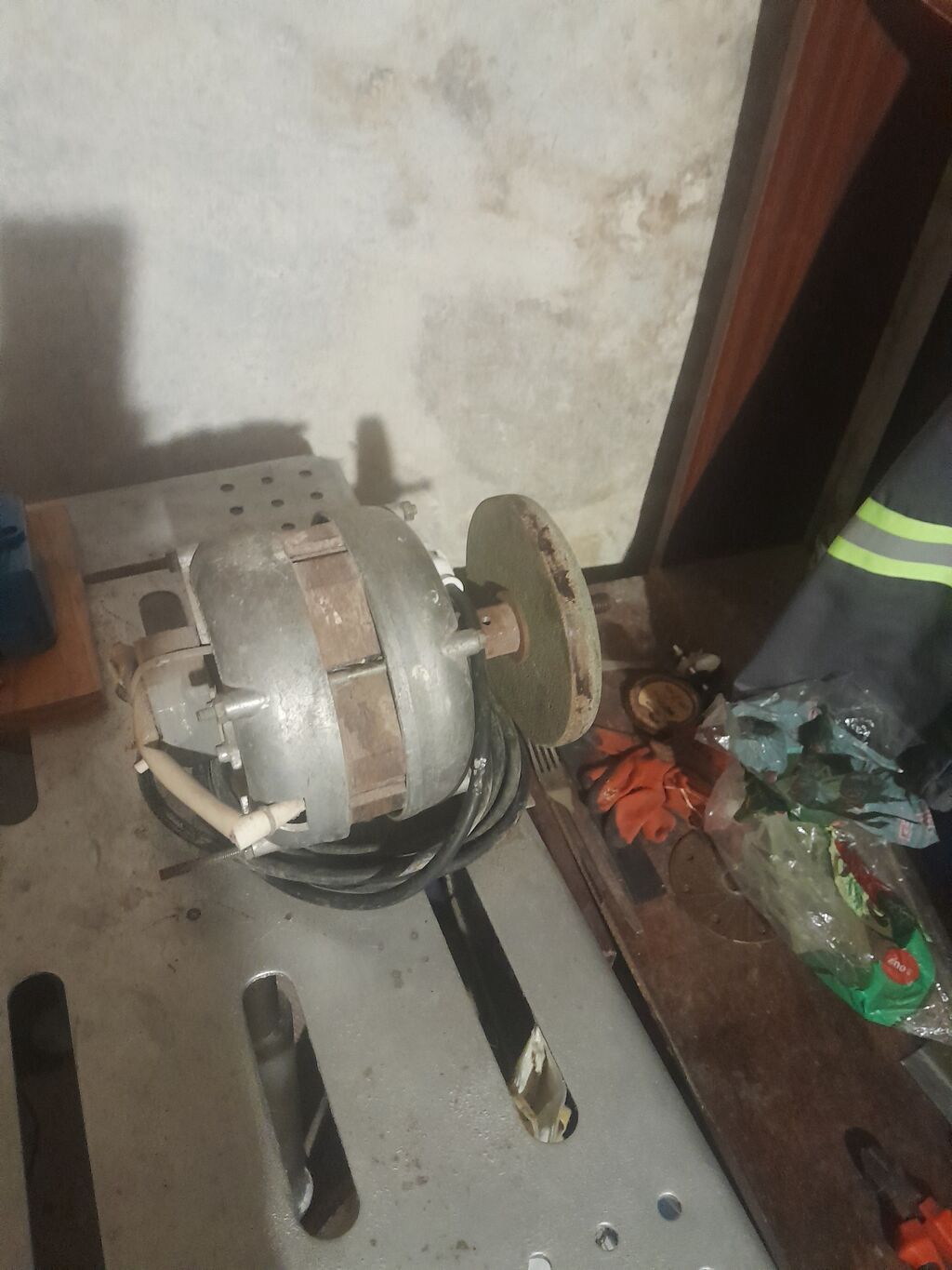 Elektrik motorlu daşlama aparatı - Güc mənbəyi: 220V şəbəkə (kabel