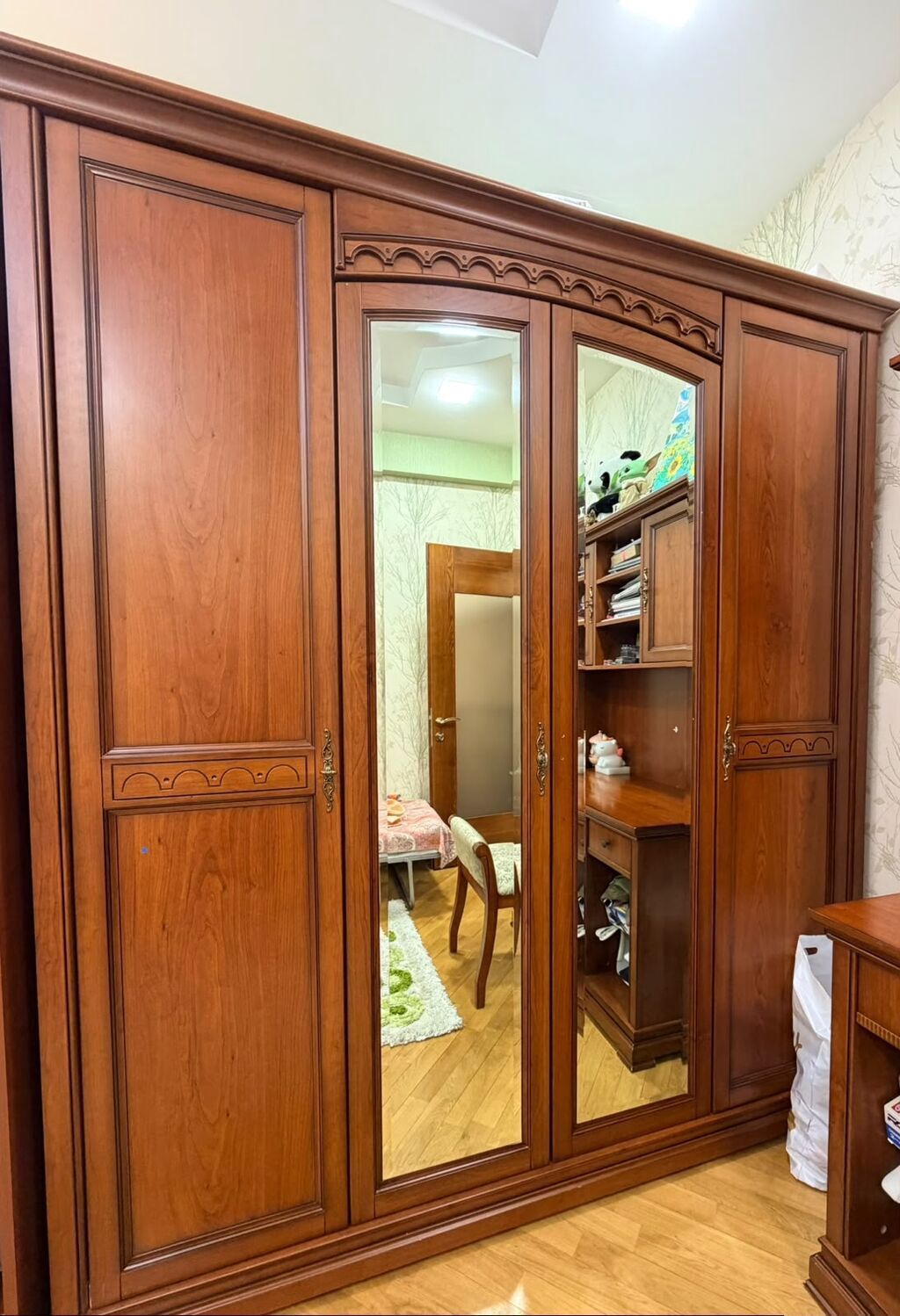 Dolab satilir. Qiymet 350 azn.Ela veziyyetdedir. UNVAN: Nərimanov — Mebel, Bakı