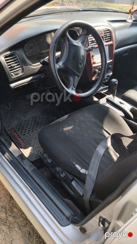 Hyundai Sonata sedan – gümüşü rəng, avtomatik ötürücü. Əsas