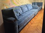Mavi rəngdə yumşaq parçalı geniş künc divan. Modern dizayn, dərin — Мебель