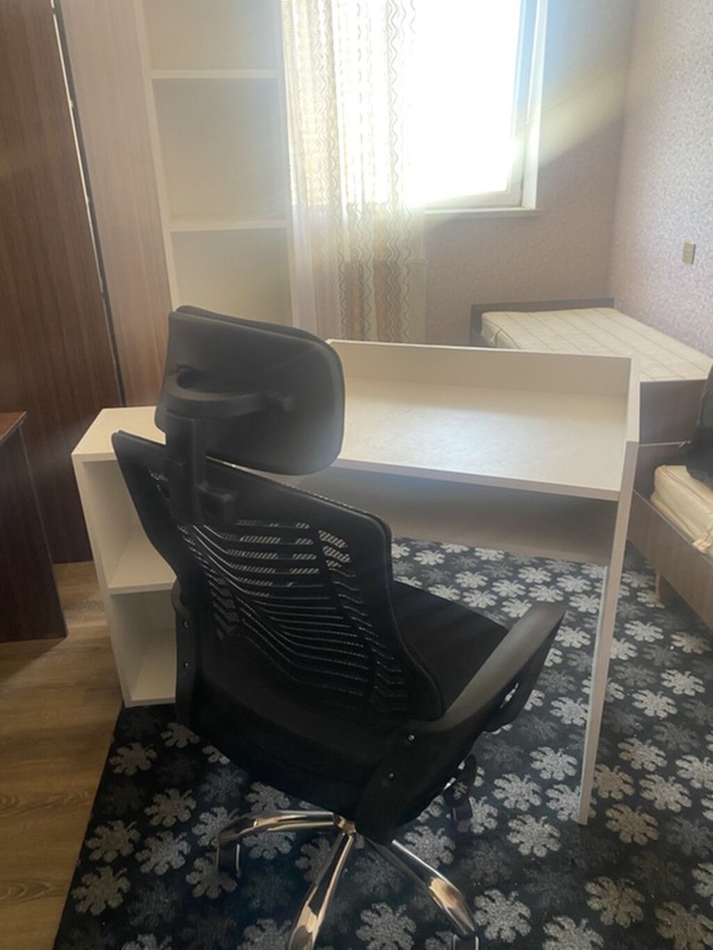 Ağ rəngli kompüter masası və rəf dəsti təqdim olunur. Dəstə iş/studiyə