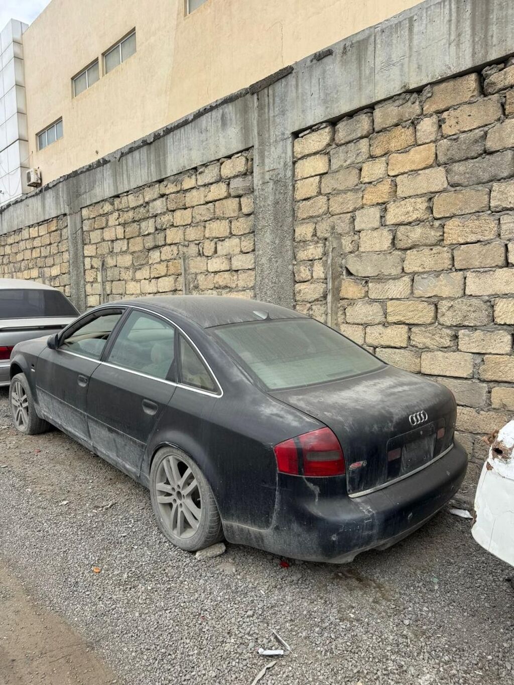 Audi A6 (C5) sedan – qara rəngdə, S-line arxa emblemli. - Kuzov: 4 — Avtomobillər, Masazır (3)