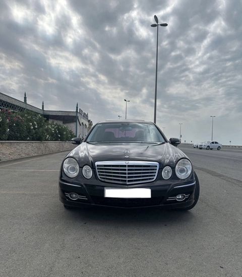 Mercedes-Benz E-Class sedan (W211, restayl) – qara rəngdə, 4 qapılı