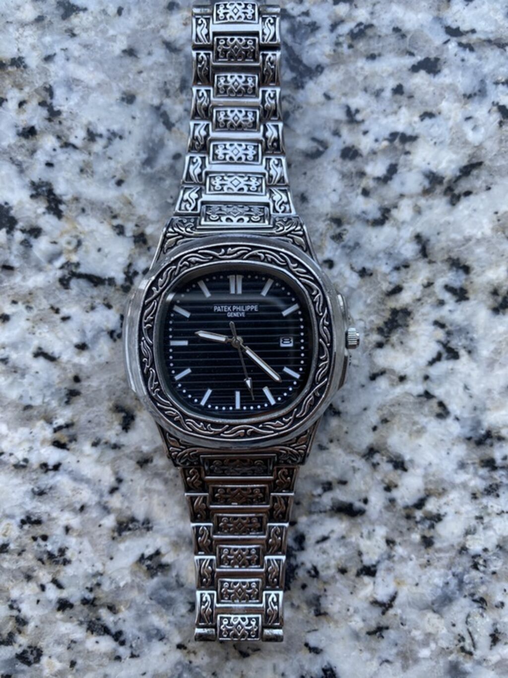 Saat: Patek Philippe üslublu, gravürlü metal qol saatı Xüsusiyyətlər — Qol saatları, Bakı