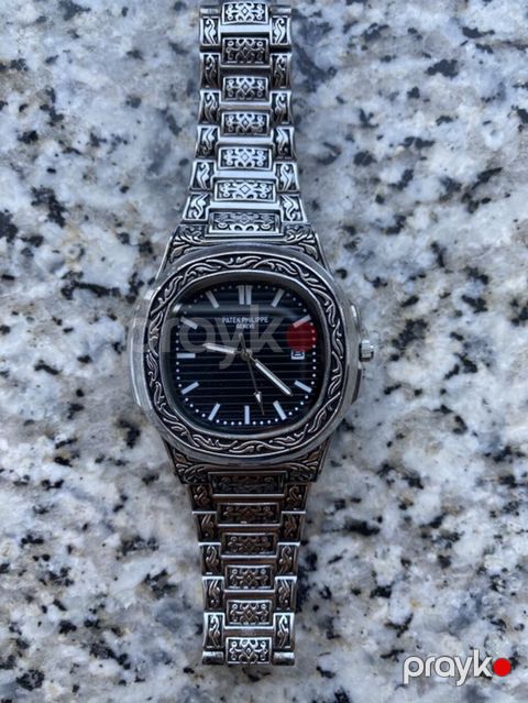 Saat: Patek Philippe üslublu, gravürlü metal qol saatı Xüsusiyyətlər