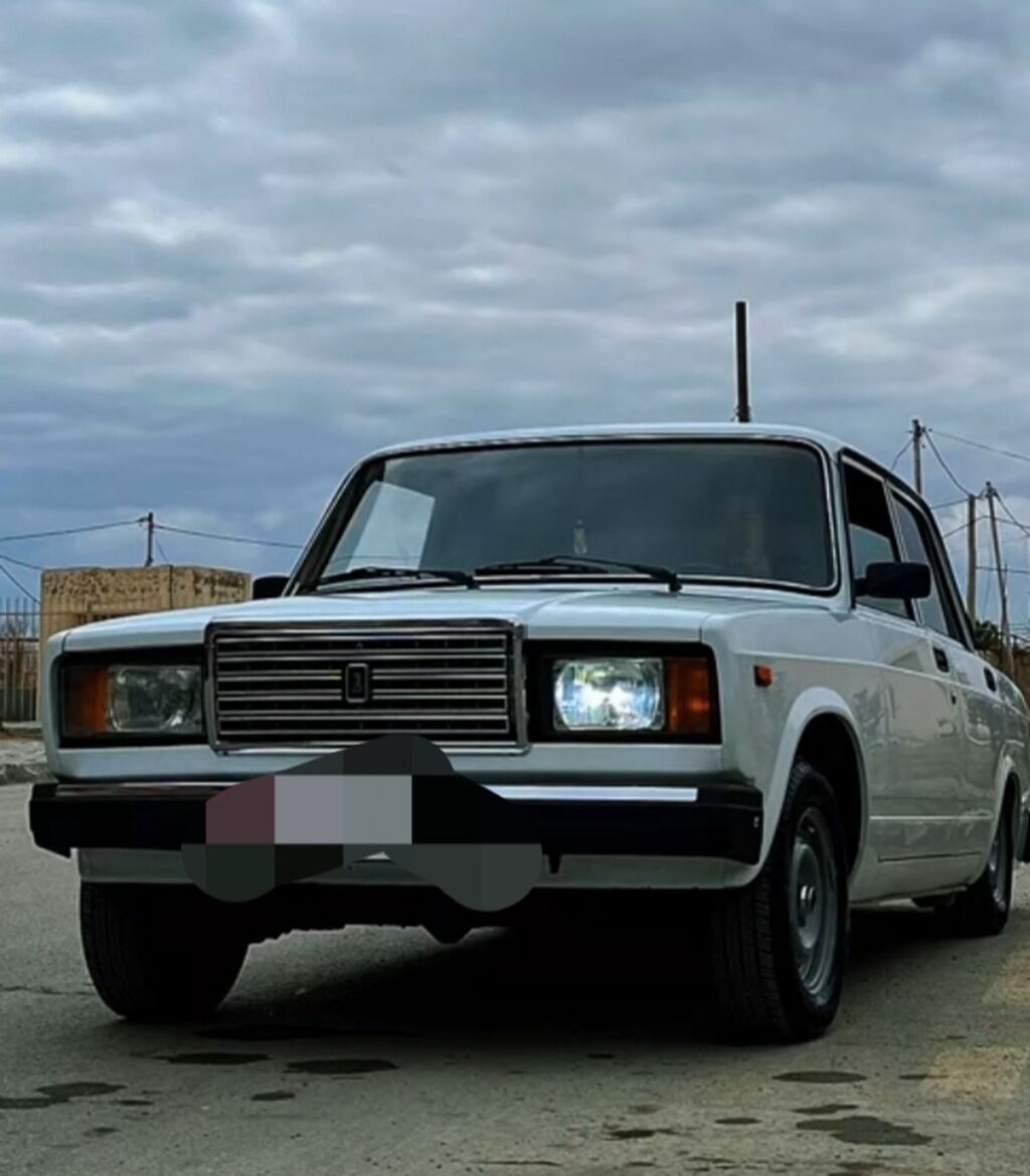 Satılır klassik VAZ 2107 sedan. Avtomobil ağ rəngdədir və klassik — Avto, Pirəkəşkül (2)
