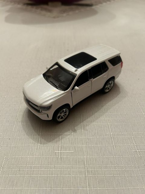 Ağ rəngli SUV tipli metal oyuncaq avtomobil modeli - Material: əsasən — Novxanı