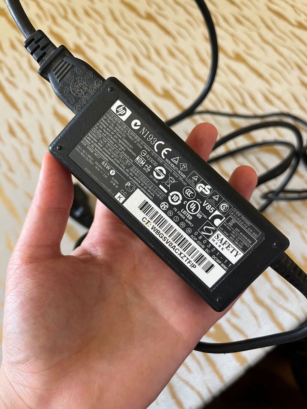 HP original noutbuk adapteri/şarj cihazı - Güc: 65W - Giriş: 100–240V