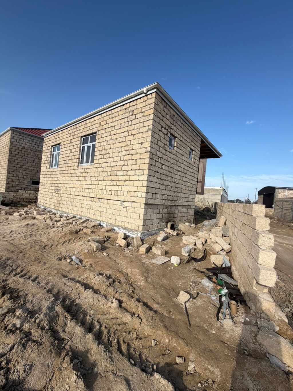 Binə bolluqda təcili satılır 3 otaqlı ev təmirsizdi qiymət 43 min — Daşınmaz əmlak, Sabirabad (3)