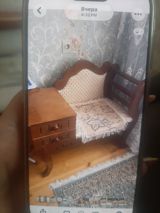 Klassik üslubda kiçik taxta divan və yanında uyğun tumbi dəsti. - — Furniture