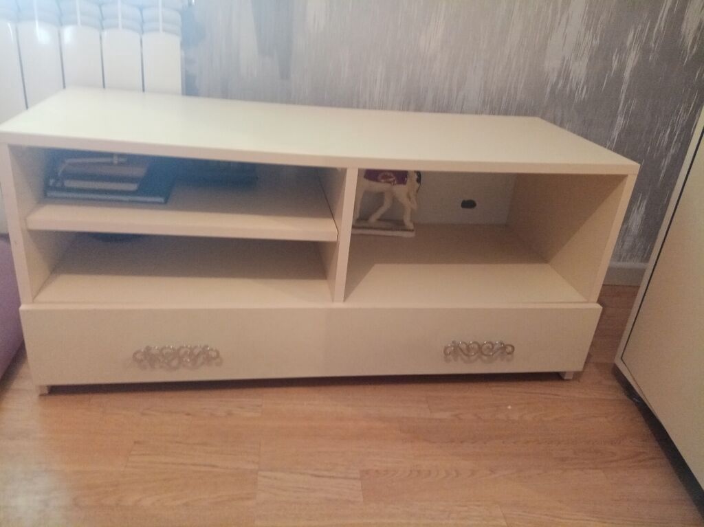 Açıq krem rəngli TV tumba / media şkafı - Material: laminat/MDF tipli