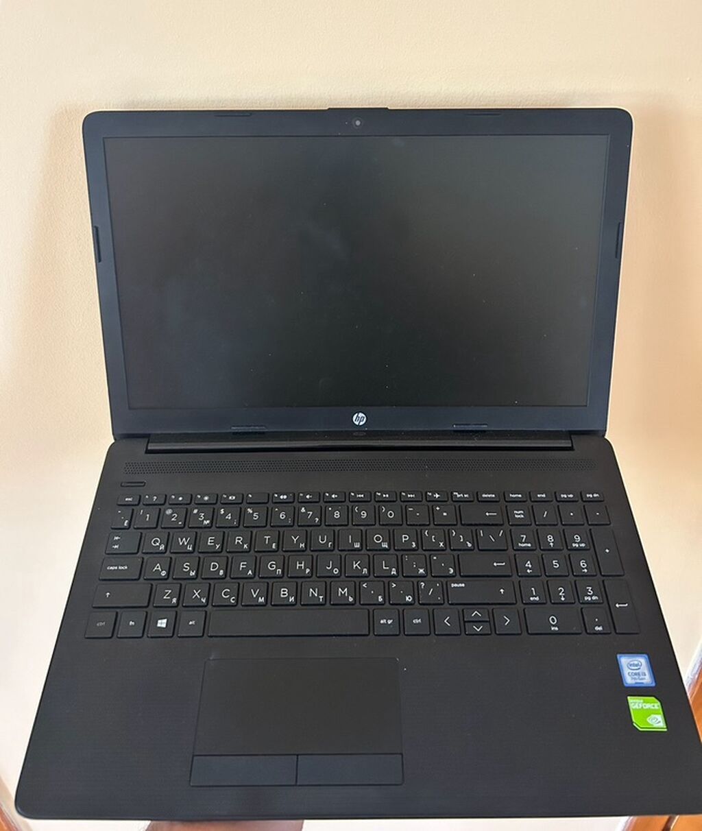 HP noutbuk, qara rəngdə, klassik və işgüzar dizayna malik modeldir