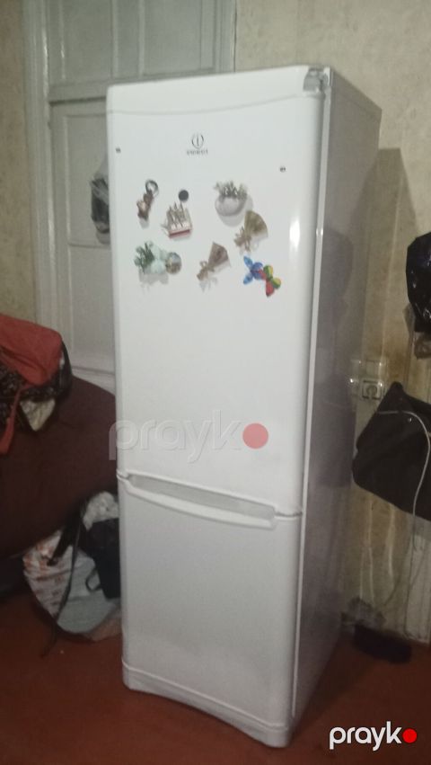 Indesit Nofros soyuducu işlək vəziyyətdədir. 60/185 cm. Həyət