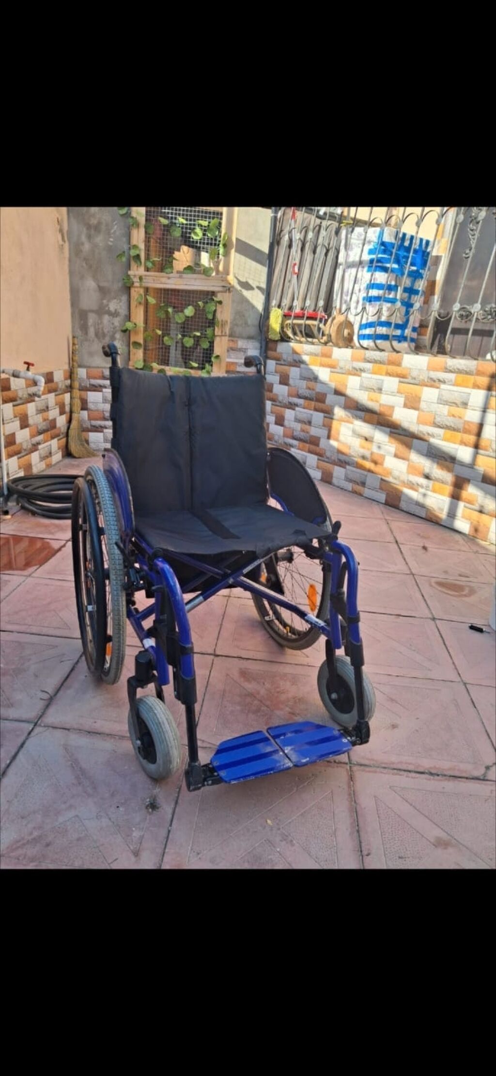 Əl ilə idarə olunan əlil arabası. Möhkəm metal karkasa malikdir və